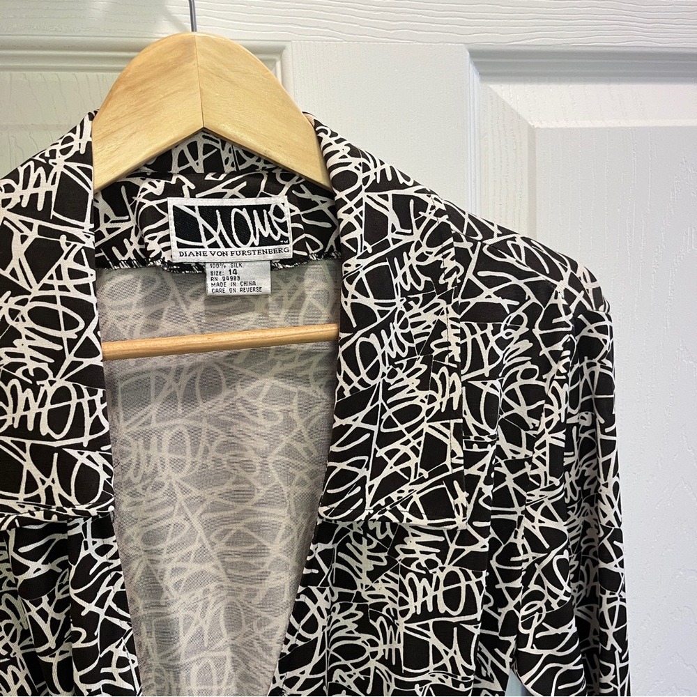 DVF BLACK AND WHITE GRAFFITI WRAP DRESS 100% SILK